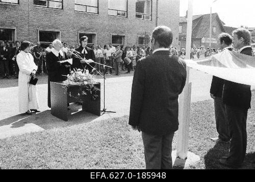 Praost Herbert Kuurme, teacher Joel Luhamets and teacher Margit Nirgi in blessing the flag of Jõgeva county. 23.06.1990