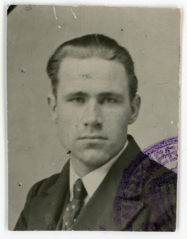 Haas, Eugen, sünd 1909. Portreefoto välispassi saamiseks esitatud avalduse juurde