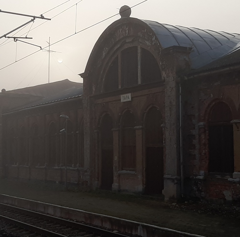 Pilte Eesti raudteedelt: vaade lipuehtes Tapa jaamahoonele, 1930.aastad rephoto
