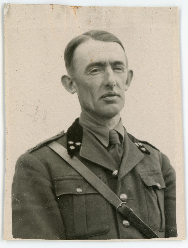 Hahn, Alfred, sünd 1897. Portreefoto välispassi saamiseks esitatud avalduse juurde