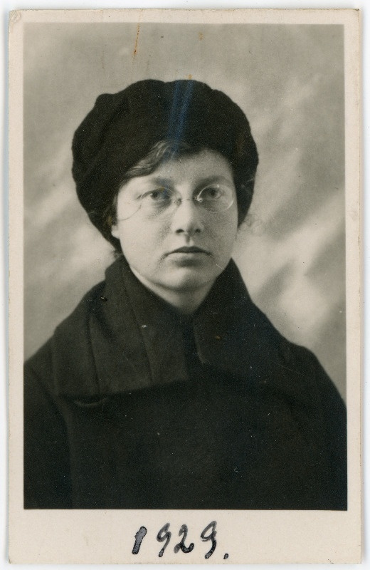 Haller, Dora, sünd 1901. Portreefoto välispassi saamiseks esitatud avalduse juurde