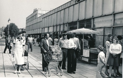 Foto. Juubelipidustuste aegne Haapsalu Kaubamaja esine, juuli 1979.a. Vasakul Tiina Tammel - kaubamaja direktori asetäitja.
Foto: Arvo Tarmula.  similar photo