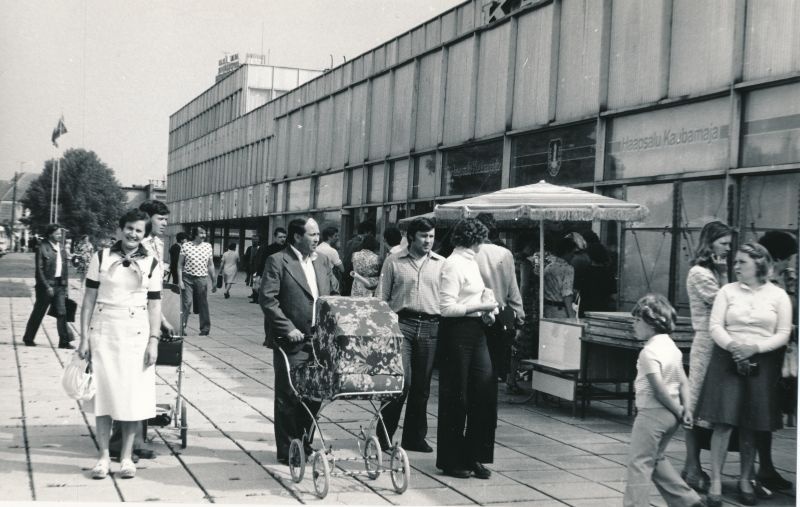 Foto. Juubelipidustuste aegne Haapsalu Kaubamaja esine, juuli 1979.a. Vasakul Tiina Tammel - kaubamaja direktori asetäitja.
Foto: Arvo Tarmula.