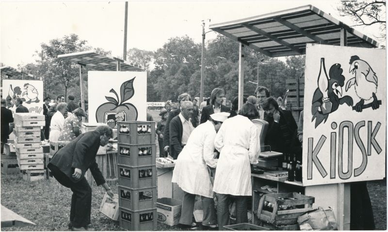 Foto. Juubelipidustuste aegsed ETKVL-i kioskid P.Soesoo nimelises pargis, juuli 1979.a. 
Foto: Arvo Tarmula.