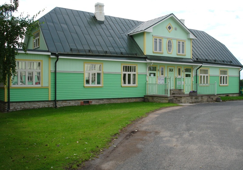 Lääne-Virumaa Tarbijakaitseamet maavalitsuse hoone õuel. rephoto