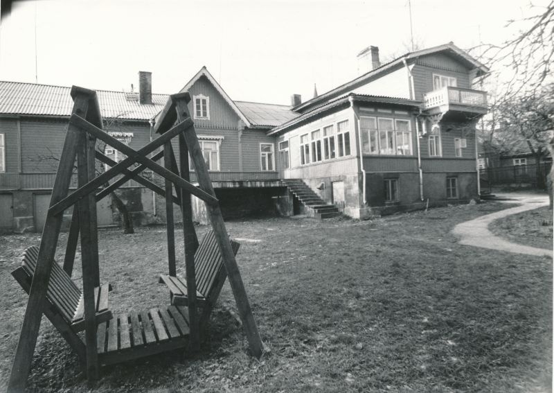 Foto. Haapsalu Väikelastekodu juurde loodi 1992.a. hooletusse jäetud laste tarvis turvakodu. Vaade õue poolt. 20.01.1993.a.