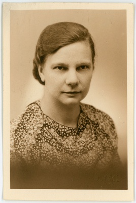 Hallik, Helmi, sünd 1901. Portreefoto välispassi saamiseks esitatud avalduse juurde  duplicate photo