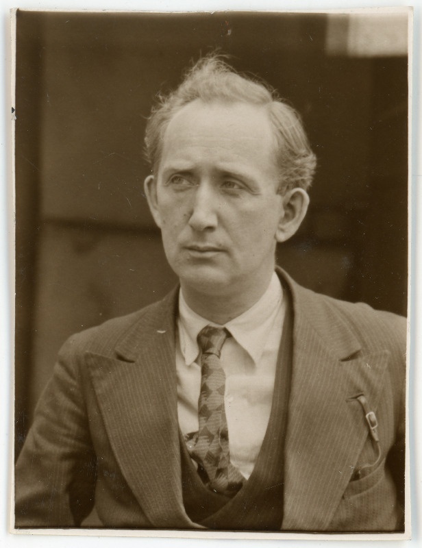 Halliste, Herman(n), sünd 1900. Portreefoto välispassi saamiseks esitatud avalduse juurde