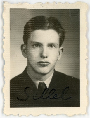 Hanson, Ilmar Olaf, sünd 1920. Portreefoto välispassi saamiseks esitatud avalduse juurde  duplicate photo