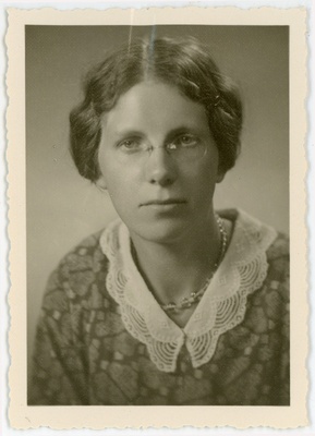Happich, Elisabeth, sünd 1898. Portreefoto välispassi saamiseks esitatud avalduse juurde  duplicate photo