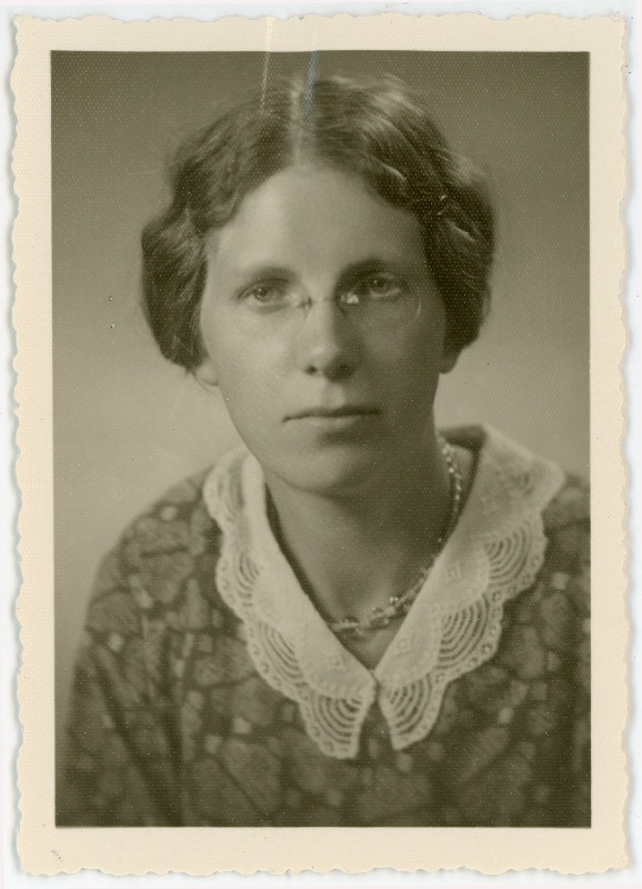 Happich, Elisabeth, sünd 1898. Portreefoto välispassi saamiseks esitatud avalduse juurde