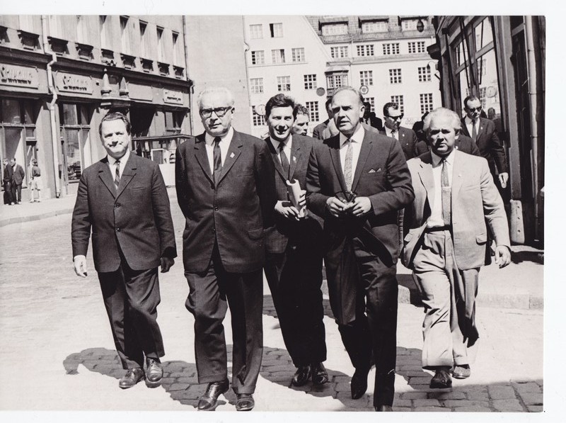 Ungari välisminister J. Peter (keskel)