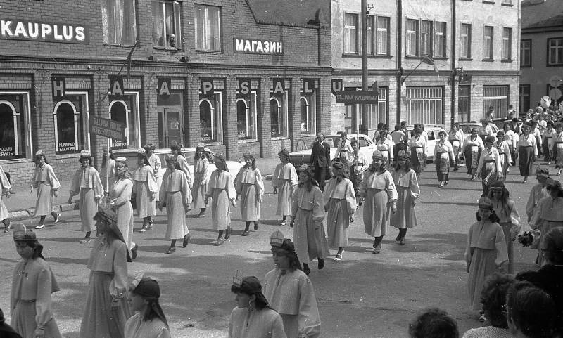 A. Nilsoni kogu. Negatiiv. Naiskooride laulupäev. Haapsalu 1984. Tallinna Riikliku Konservatooriumi ja Tallinna Kaubamaja naiskoorid rongkäigus.