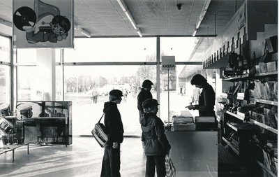 Foto. Haapsalu Kaubamaja muusikatarvete osakond, sept. 1979.a. Müüja Maire Hammelberg.
Foto: Arvo Tarmula.  duplicate photo