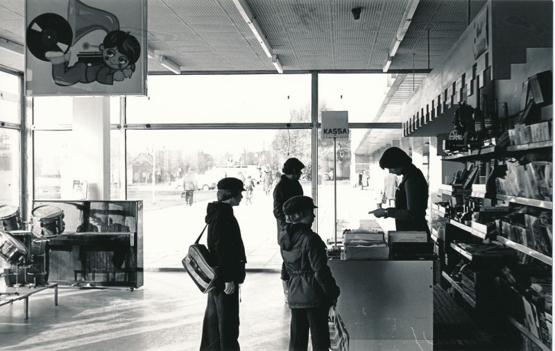 Foto. Haapsalu Kaubamaja muusikatarvete osakond, sept. 1979.a. Müüja Maire Hammelberg.
Foto: Arvo Tarmula.