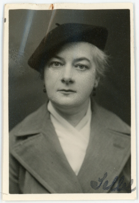 Heine, Alice-Emma, sünd 1889. Portreefoto välispassi saamiseks esitatud avalduse juurde