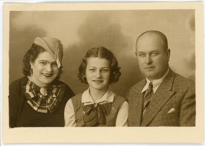 Heinrich, Nadežda ja Sigrid Johanson. Passitaotluse foto  similar photo