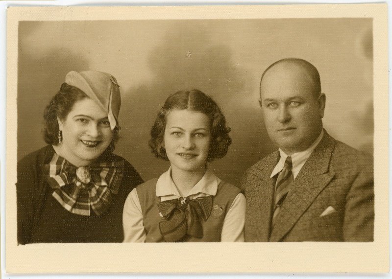 Heinrich, Nadežda ja Sigrid Johanson. Passitaotluse foto