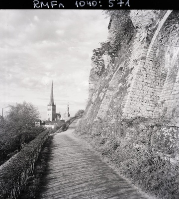 Tallinn, vaade Toompea müüri äärest Oleviste kiriku poole  similar photo