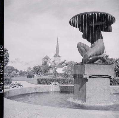 Tallinn, purskkaev skulptuuriga Tornide väljakul  similar photo