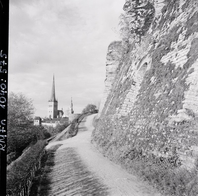 Tallinn, vaade Toompea müüri äärest Oleviste kiriku poole  similar photo