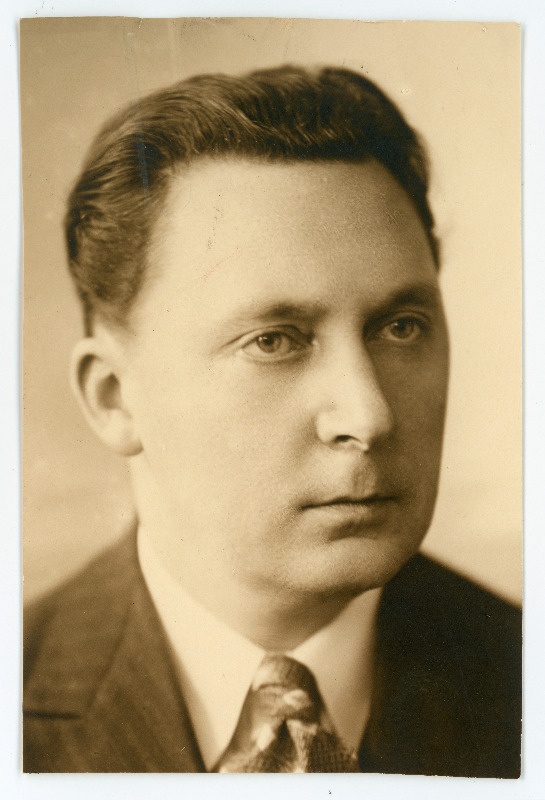 Kalmet, Leo, sünd 1900. Portreefoto välispassi saamiseks esitatud avalduse juurde