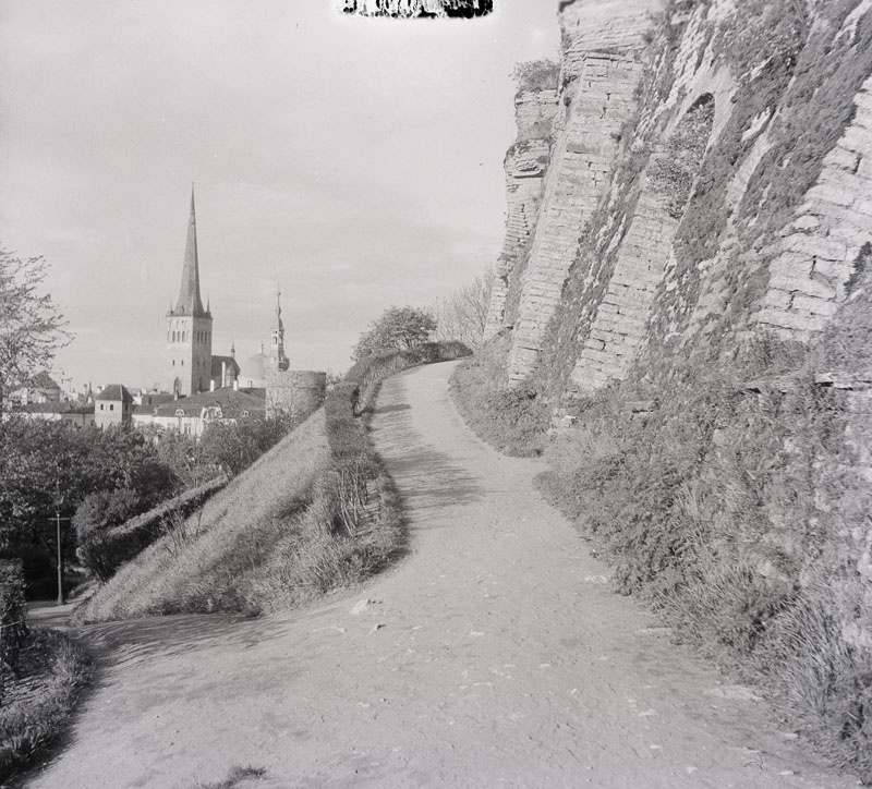 Tallinn, vaade Toompea müüri äärest Oleviste kiriku poole