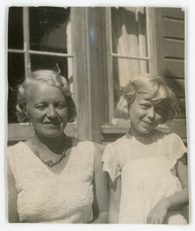 Margarete-Jeanette Kolk ja Inga-Maria Brakmann. Passitaotluse foto