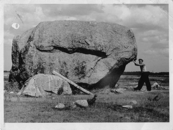 Weak stone Be on the beach of the village