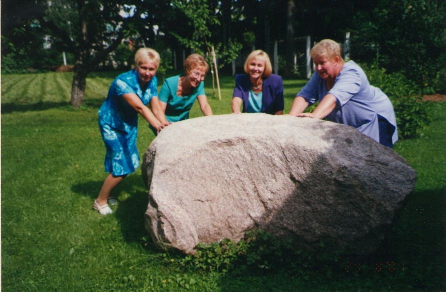 Photo. Võru Educational Department staff Dr. Fr. R. Kreutzwald Memorial Museum in the garden. Võru, 24.08.2001.