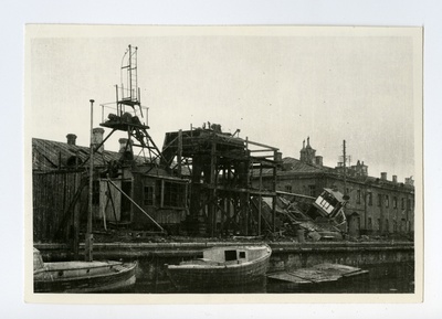 Sõjas purustatud Tallinna sadam. Kai ääres kaks mootorpaati, kail remonditakse 3 tonnise tõstejõuga kraanat.  duplicate photo