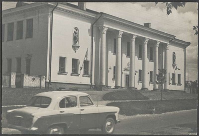 fotopostkaart, Viljandi, spordihoone, auto Moskvitš 407, u 1963, foto E. Veliste  duplicate photo