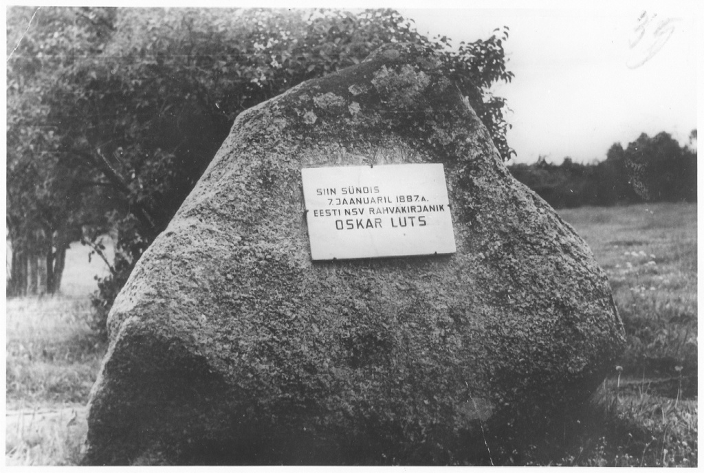 O. Lutsu sünnikohta tähistav kivi ja mälestustahvel Posti talus