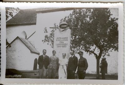 foto, Järva-Madisel Vabadussõja ausamba juures 1930-ndatel a.  duplicate photo