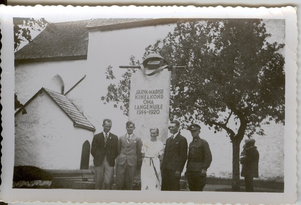 foto, Järva-Madisel Vabadussõja ausamba juures 1930-ndatel a.