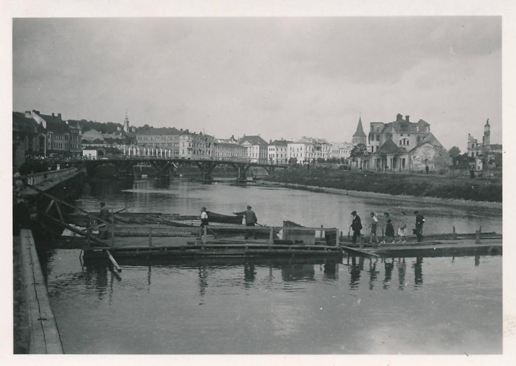 Tartu kesklinn saksa okupatsiooni ajal. Esiplaanil  Emajõgi ja parv. Ca 1942-1944.