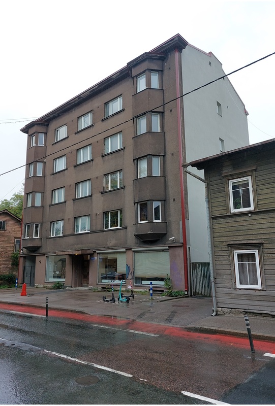 Apartment building with stores in Luise 22 in Tallinn, view of the building. Architect Eugen Sacharias rephoto