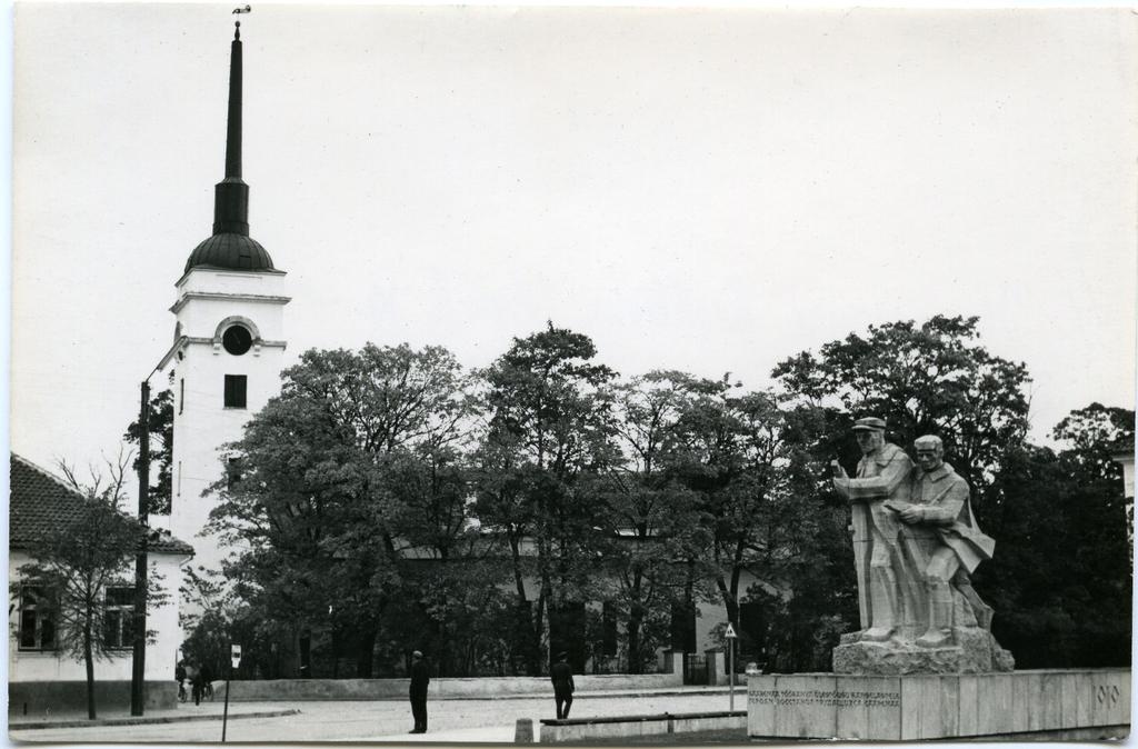 Kuressaare kesklinn, kirik ja 1919.a. ülestõusu monument