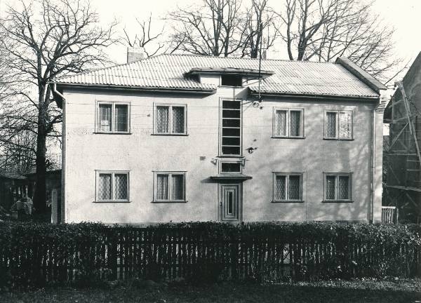 Karlova linnaosa: Salme t 2b (vaade fassaadile vastasmaja aiast). Tartu, 1990.