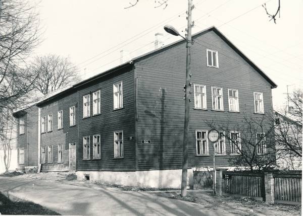 Karlova linnaosa: Salme t 2. Tänavavalgustuslamp, tänavasildid majal. Tartu, 1990.