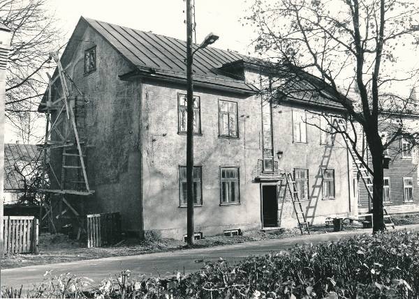 Karlova linnaosa: Salme t 2a; remonditööd (tellingud ja redelid maja juures). Tartu, 1990.