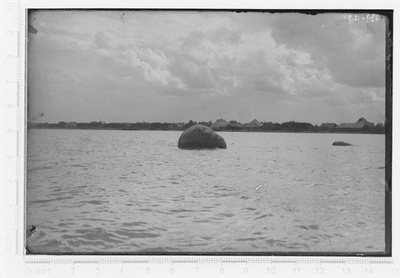 Big stone near Krasnaja Gorka in the water of the Peipsi beach in 1921  duplicate photo