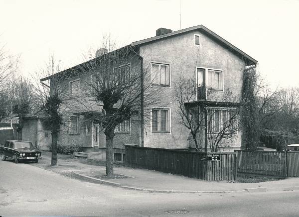 Linda t  22b. 
Tänavasildid lippaial; sõiduauto Žiguli (Lada). 
Tartu, 1990.