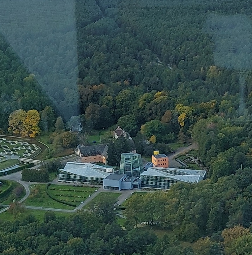 Tallinna Botaanikaaia rekonstrueeritud palmihoone, interjööri vaade trepile. Arhitektid Vilen Künnapu, Ain Padrik, Arne Maasik rephoto