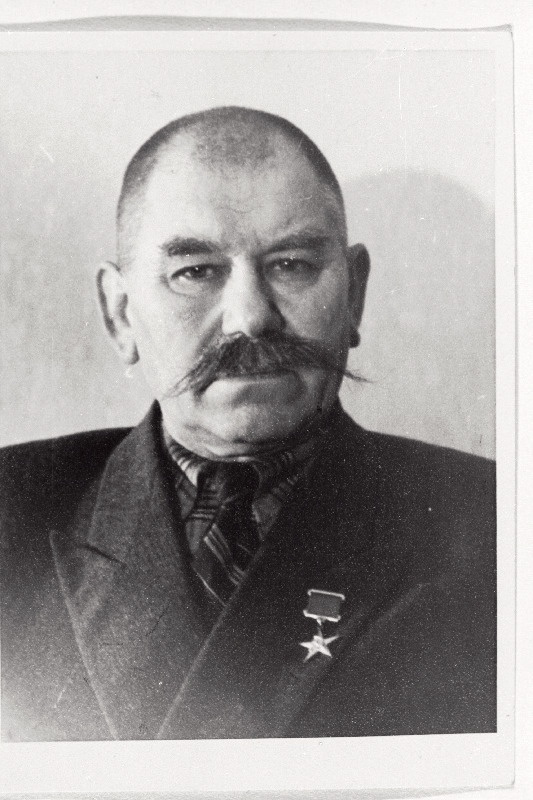 Väimsalu, Otto - Uusna sovhoosi brigadir, sotsialistliku töö kangeline.