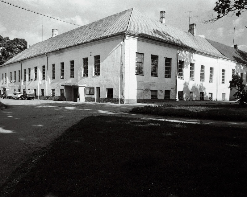 Vaade Vinni näidissovhoosi kontorihoonele.