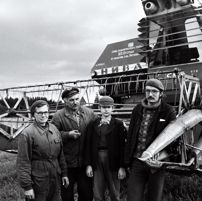 Sotsialistliku töö kangelane, Viljandi rajooni Tarvastu kolhoosi mehhanisaator Elmina Otsman koos perekonnaga.