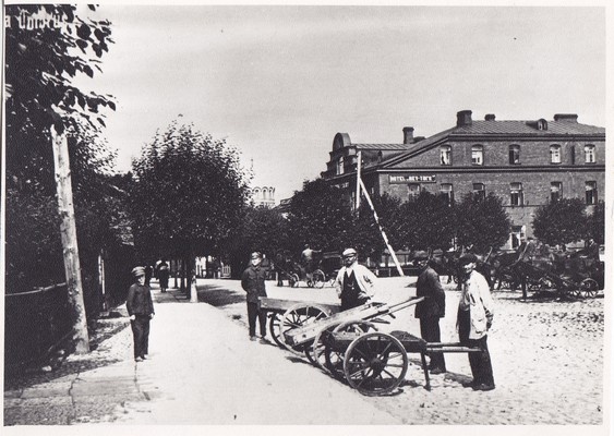 Jaamaesine väljak Narvas