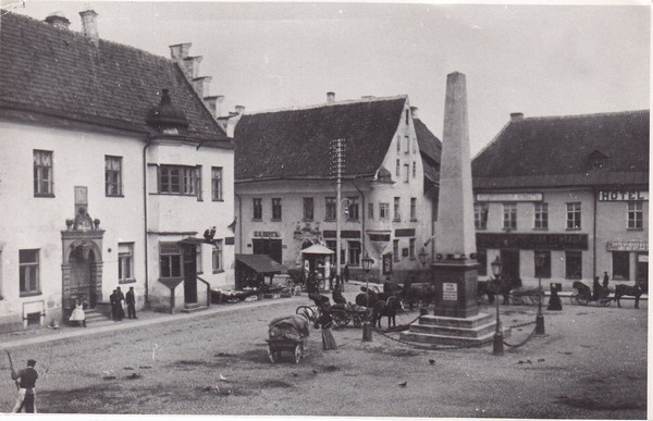 Peeter I obelisk raekoja platsil Narvas