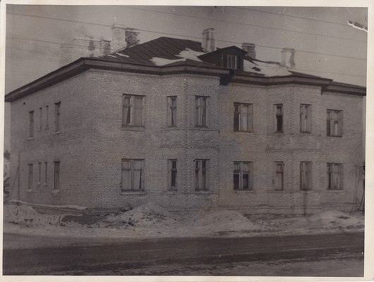 Narva. Elumaja raudteejaama lähedal